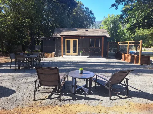 The Groundskeeper's Cabin: A peaceful retreat with all the amenities of home. - 샬레 호텔