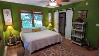 Creek-side cottage in secluded mountain setting, centrally located, easy access. - Wifi