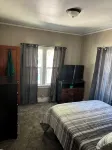 One block from downtown One bed one bath with extra folded out bed. - gimnasio