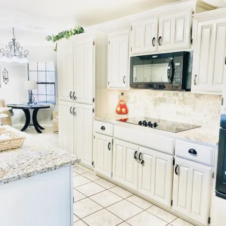Large 3 bed/2 bath luxury home in central location!