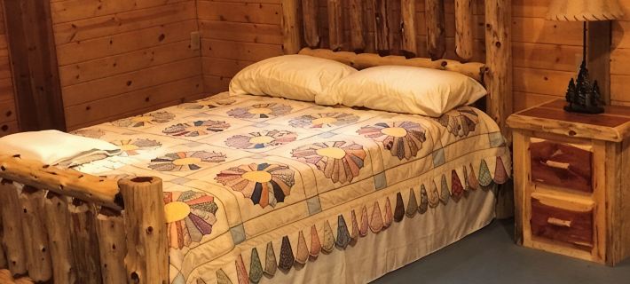 Cozy Cabin in Secluded Forest with Deck on Creek. Full Kitchen. 900 Square Feet. Hotels in Marion County