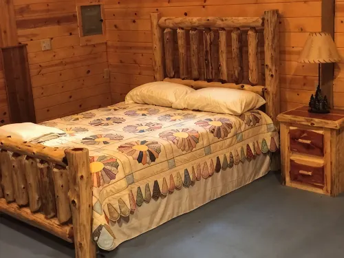 Cozy Cabin in Secluded Forest with Deck on Creek. Full Kitchen. 900 Square Feet. - 3-Star