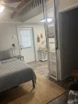 Cozy efficiency ONE large room ONE QUEEN bed apartment with kitchenette no oven. - Wifi