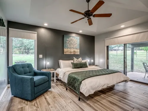 Private Cabin on acreage with pool & tennis court! - 3-Star