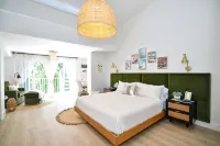 Brand New Listing!  Beautiful - Upscale newly remodeled Modern Tropical Oasis! - Badekar