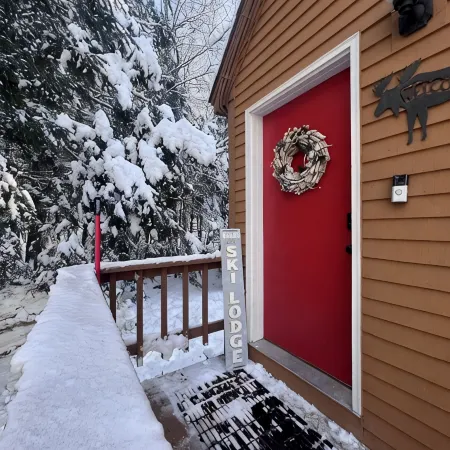5 bdrm, 3 levels, 5 min Attitash Mt, 6 miles storyland, pool, a/c, grill