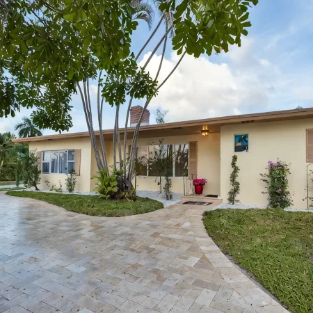 Private Luxury Pool & Spa Retreat – Great Location