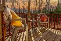 Remodeled Cabin w/fireplace, 2 miles from Lakewood - 3-Star
