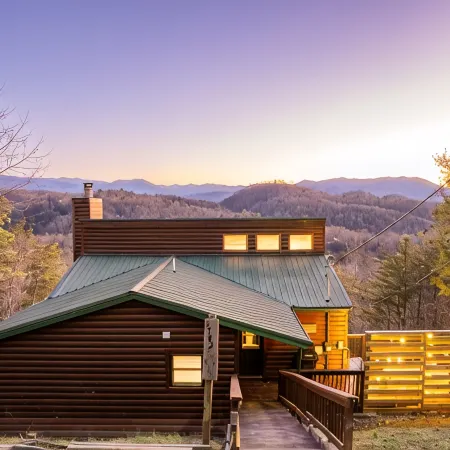 STUNNING SMOKY MOUNTAIN VIEWS! Hot Tub! Games! Close to Dollywood and Parkway!