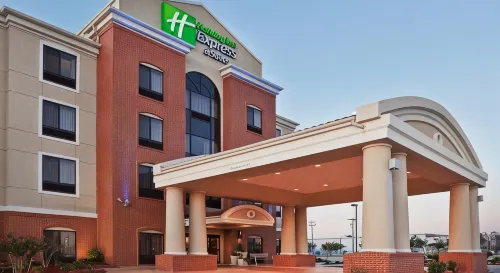 Holiday Inn Express & Suites BAY CITY by IHG - Parkplatz