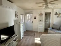 2024 Remodeled Creekside Cabin Steps to Downtown Manitou Springs Lic#9244 - Hytter