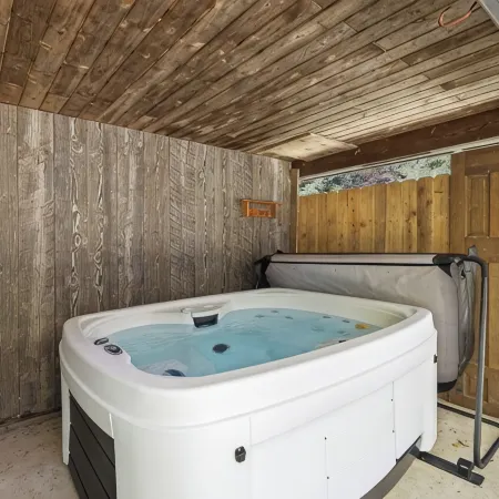 The Woodland Haven - Secluded 3 bed, 2 bath, and Hot Tub!