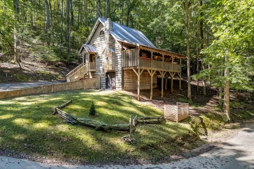 Peaceful Creekside Cabin with Hot Tub + Game Room - Chalets