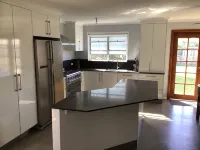 4 bedroom home. Close to restaurants,fast food, shopping and hospital - balcony