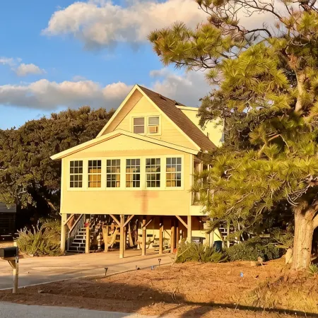 Salty Paws-Walk to beach/Fenced Yard/Pet Friendly