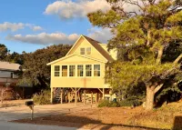 Salty Paws-Walk to beach/Fenced Yard/Pet Friendly - Boutique