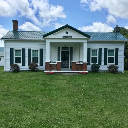 Granny’s House 2 bedroom, 5 miles to ark! Bonus walkthrough space with twin bed.