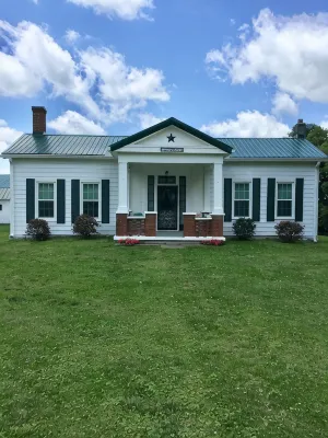Granny’s House 2 bedroom, 5 miles to ark! Bonus walkthrough space with twin bed. - 3-Star