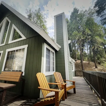 Treehouse Lodge- A quiet hilltop creative retreat, minutes from the lake.
