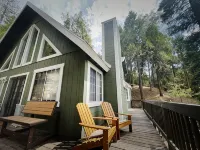 Treehouse Lodge- A quiet hilltop creative retreat, minutes from the lake. - balcony