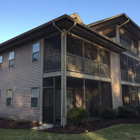 End Unit! 5 min to Beach. Steps from Pool/Jacuzzi and Golf Close to Dining. WiFi