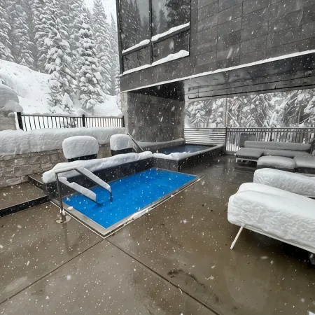 The "Powder Day" of Ski Condos! Ski-in Ski-Out, Great Vibe, Chef's Kitchen + EV!