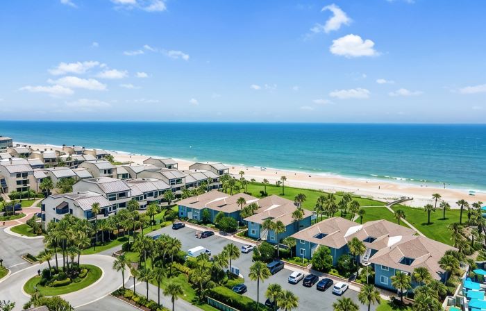 622 Oceanfront Surf Villa: Calm & Cozy Retreat with Vintage Charm by the Sea
