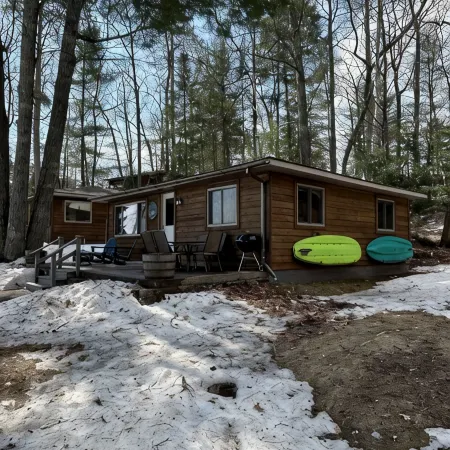 COZY BEAR LODGE-On UTV/Snowmobile trail, Beachside Cabin w/ Porch, Private dock