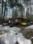 COZY BEAR LODGE-On UTV/Snowmobile trail, Beachside Cabin w/ Porch, Private dock - Chalets