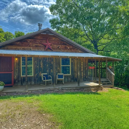 Cozy Cabin with an amazing deck and beautiful views of Lake Fort Smith!