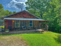 Cozy Cabin with an amazing deck and beautiful views of Lake Fort Smith! - Hytter