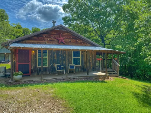 Cozy Cabin with an amazing deck and beautiful views of Lake Fort Smith! - Alphydda