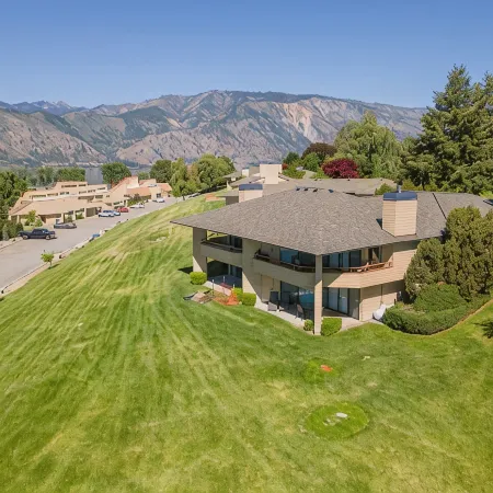 Wapato Point Halmalka Condo 514-B Close to Outdoor Pool, Sandy Beach Amenities