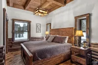 River bank lodge just minutes to Lake George with heated salt water pool - Lodges