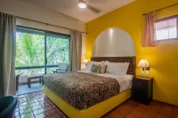 Spacious Private Villa with Pool Backing to Golf Course Beach Only Minutes Away - Parvekkeita