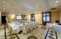 Golden Tulip Stone town Boutique