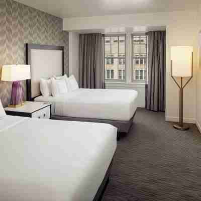 DoubleTree Suites by Hilton Hotel Detroit Downtown - Fort Shelby Rooms