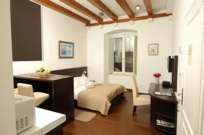 Celenga Apartments with Free Offsite Parking Hotel dekat Cathedral of the Assumption of the Virgin Treasury