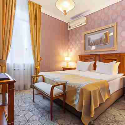 Moya Glinka Rooms
