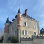 Chateau de Saint-Genix Hôtels à : Les Avenières