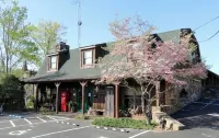 Shady Cliff Resort Hotels in Lewisburg