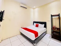 RedDoorz Near Alun Alun Sidoarjo Hotels near Perum Wahyu Taman Sarirogo Blok AH-26