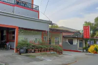 RedDoorz @ Hotel Yaki Mamuju Hotels near FUNWORLD MALEO TOWN SQUARE