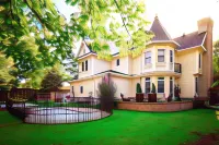 The Victoria Bed & Breakfast Hotels in Бентонвіль