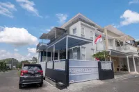 Villa Sawahan Family with Private Pool Hotels in Beji