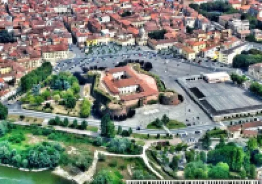 In the center of Casale "La Paleologa" with free Wi-fi