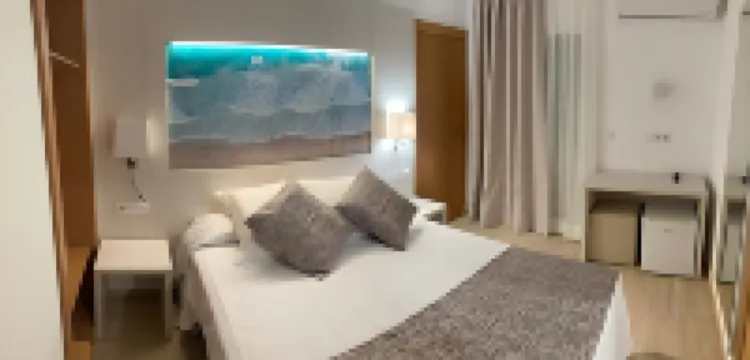 Hotel Amic Colon Hotels near Estació Intermodal