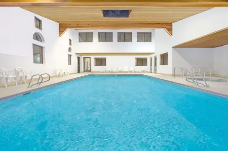 Days Inn & Suites by Wyndham Red Rock-Gallup Отели рядом с достопримечательностью «Navajo Code Talkers Museum»