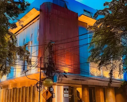 QUBE HOTEL by 98hospitality Hotels near La Piazza