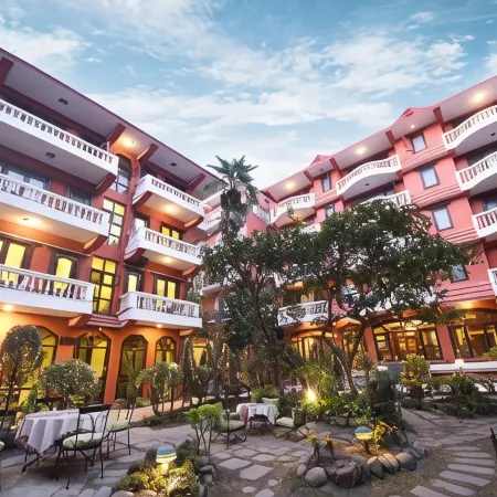 Hotel Nirvana Garden Отели рядом с достопримечательностью «Храм Дегуталею»